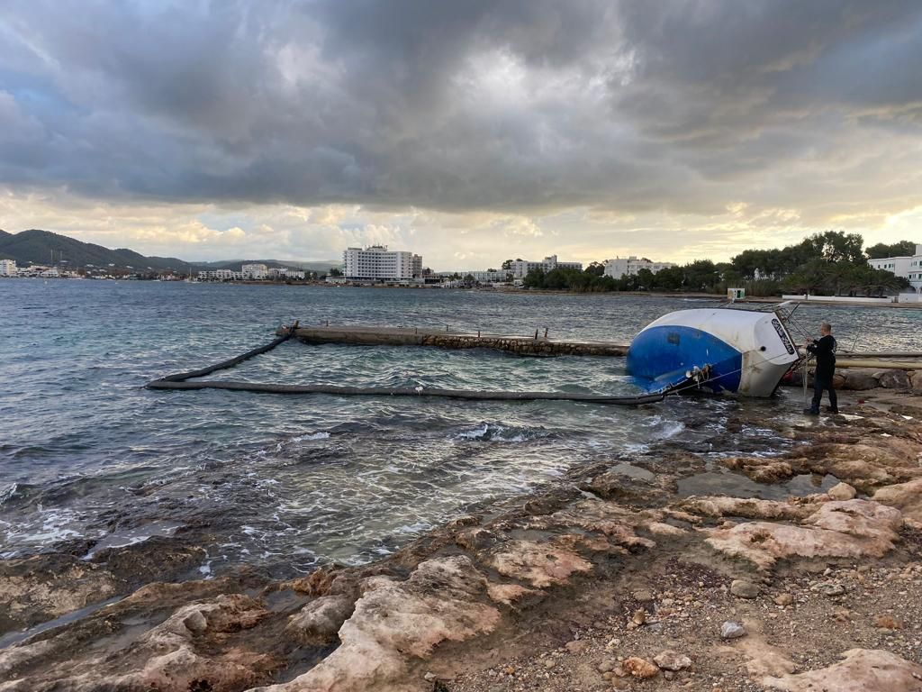 Retiran contaminantes de un velero embarrancado en Ibiza ante el riesgo de derrame al mar
