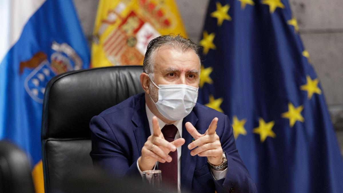 El presidente de Canarias afirma que &quot;no caben ultimátums&quot; contra los inmigrantes en los hoteles