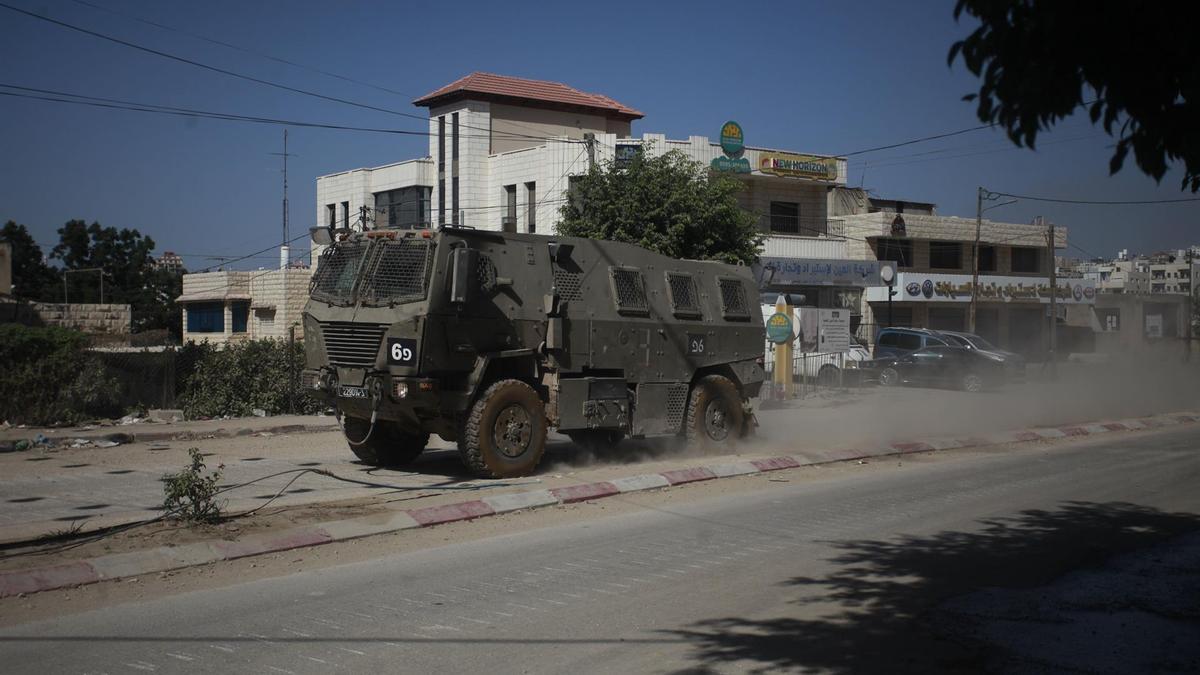 Un vehículo militar isarelí en Tulkarem, Cisjordania -