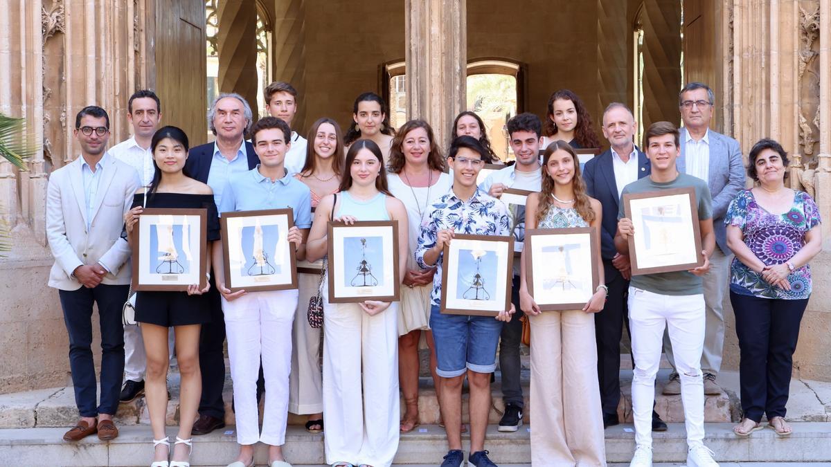 Los estudiantes con mejores notas de la selectividad frente la Llonja