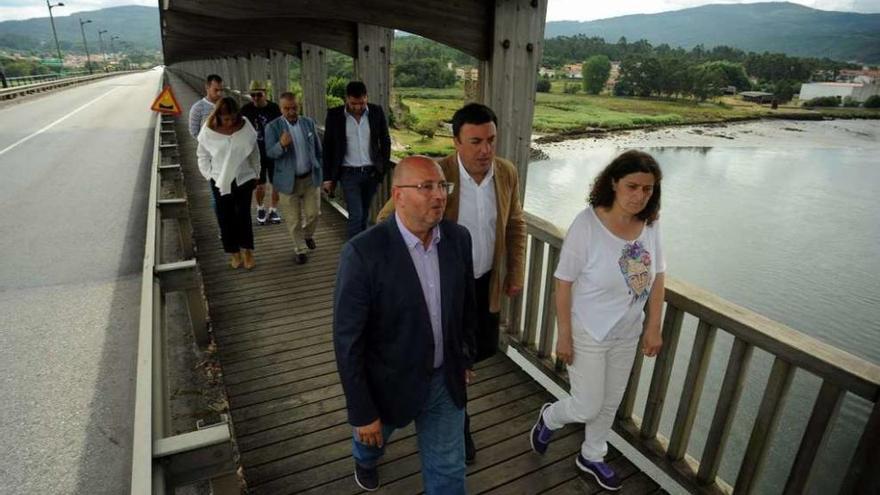 La comitiva recorrió el puente para comprobar in situ el deterioro en el que se encuentra. // Iñaki Abella