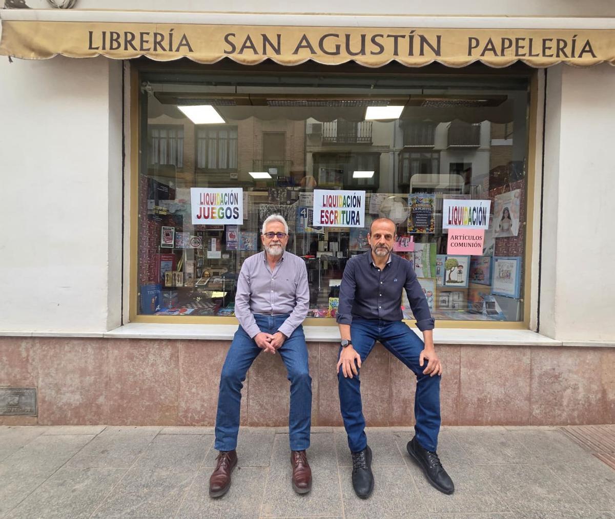 Juan Carlos e Ignacio Aragón frente a la libería.