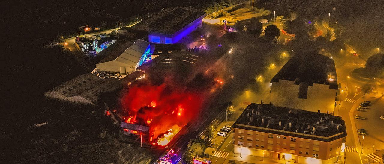 Espectacular imagen tomada con dron del incendio de anoche en la fábrica de Citrosol de Potries.