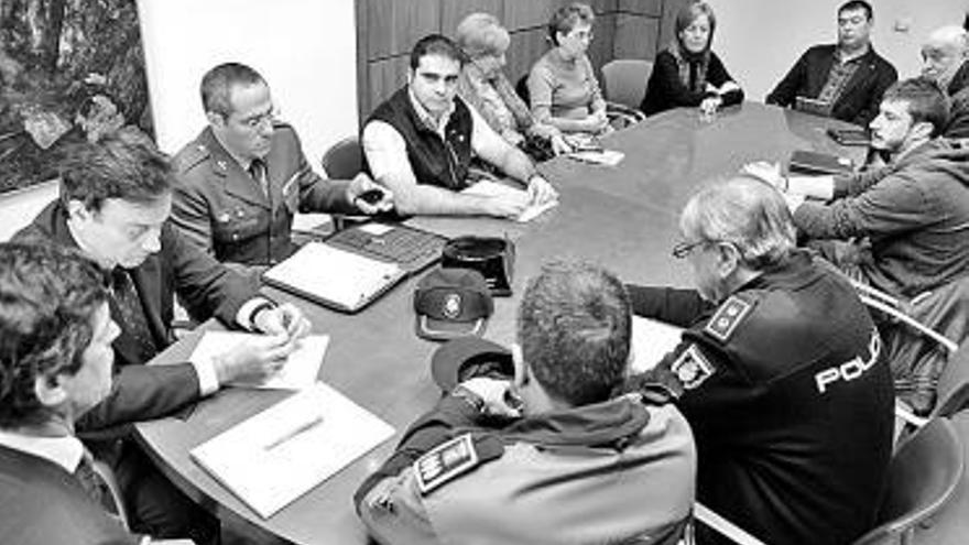 Una de las reuniones de trabajo de la ordenanza de convivencia.