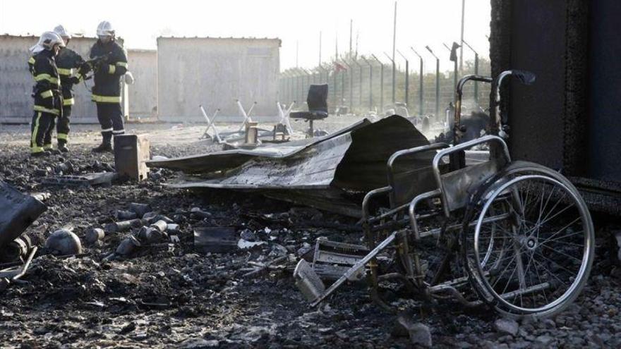 Francia busca alojamientos de urgencia tras el incendio del campamento de inmigrantes de Grande Synthe