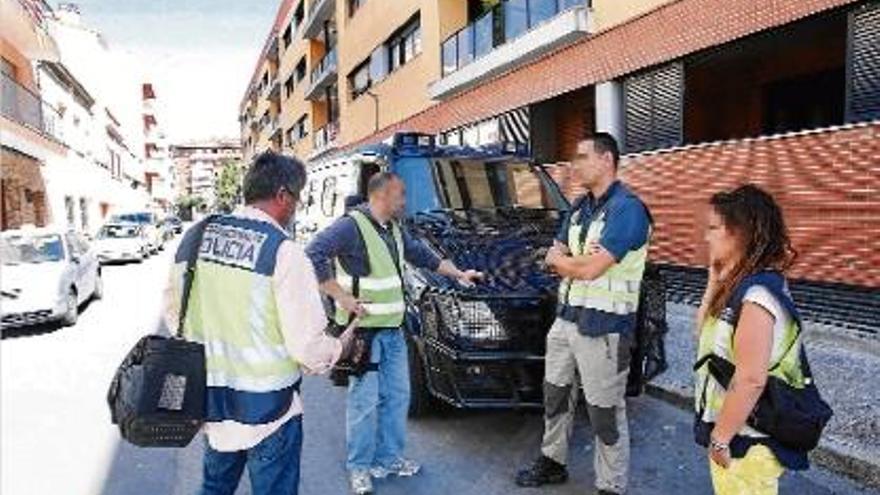 Agents del Cos Nacional de Policia vestits de paisà a Girona però amb l&#039;armilla del cos durant un operatiu.