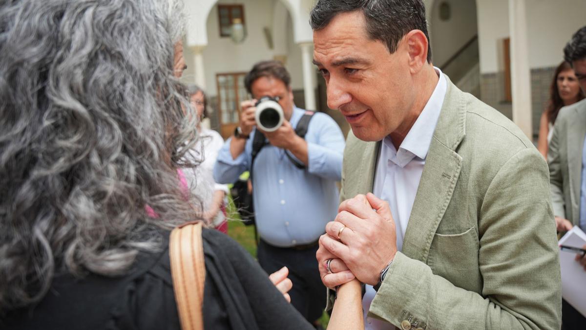 24/07/2025 El presidente de la Junta de Andalucía, Juanma Moreno, se reúne con madres de cuidados paliativos, durante la sesión de control en el pleno del Parlamento andaluz. A 24 de julio de 2025, en Sevilla (Andalucía, España). El presidente de la Junta, Juanma Moreno, responde a las preguntas de los grupos en la sesión de control del último Pleno del Parlamento del periodo de sesiones. SALUD María José López - Europa Press