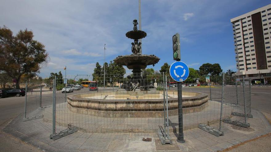 La fuente ha sido vallada para protegerla ante una eventual celebración granota.