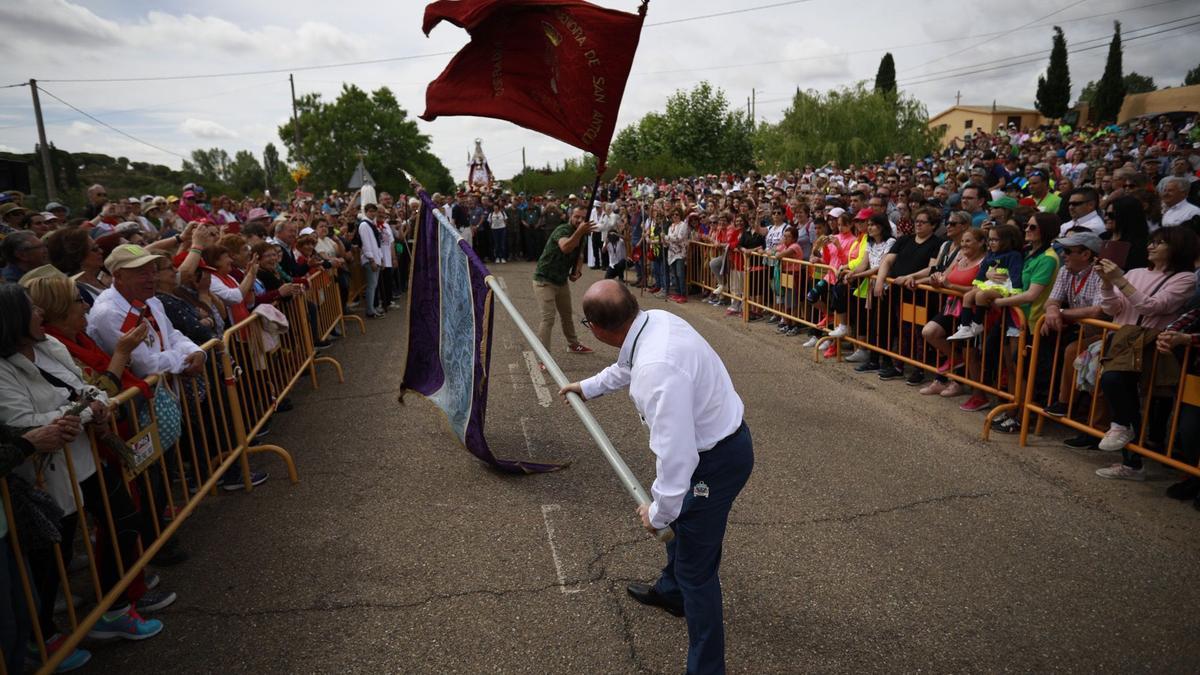 Saludo de pendones en la bienvenida de La Hiniesta a la Virgen de la Concha y el pueblo de Zamora