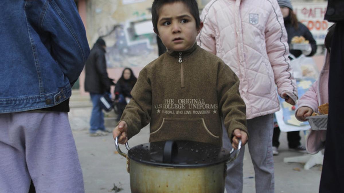 Un niño, en un centro de beneficencia del centro de Grecia.