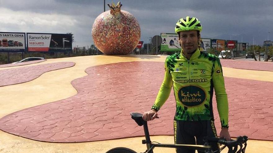 Núñez, junto a una granada mollar gigante que corona la nueva rotonda que se ha construido en Elche entre la circunvalación sur y la carretera de León