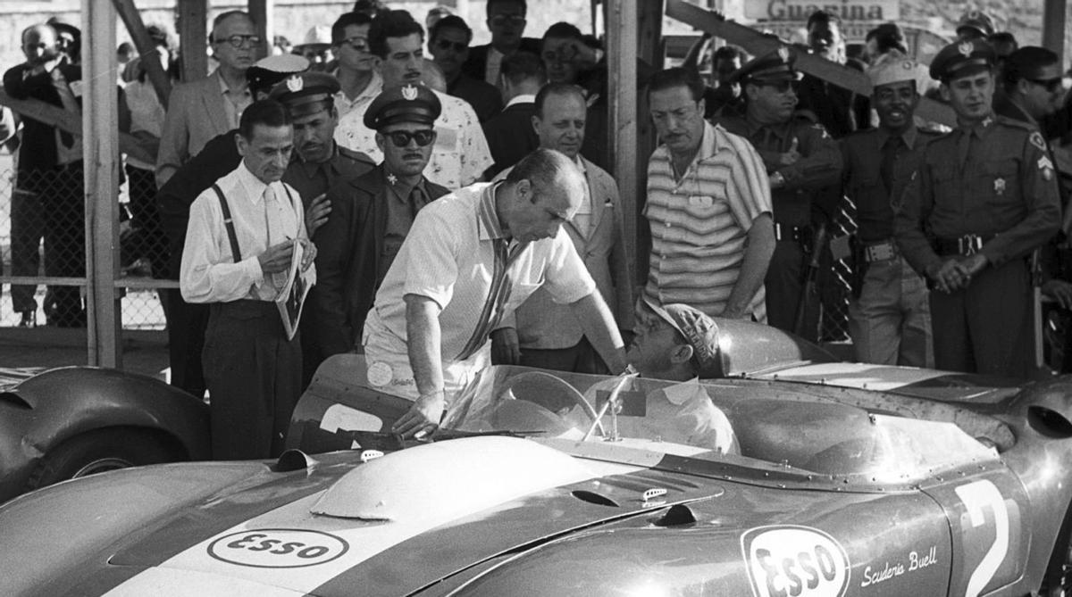 Fangio, apoyado en un coche, horas antes de ser secuestrado en La Habana. | FIRMA