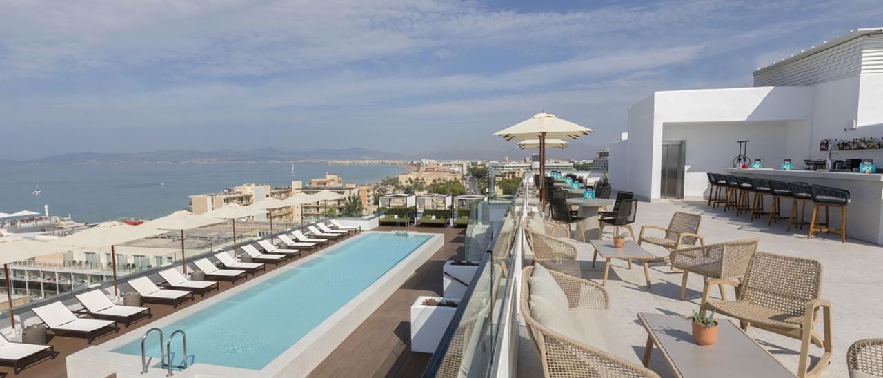 Die Kette HM Hotels hat gleich mehrere Hotels, auf denen es eine Rooftop-Bar gibt an der Playa. Hier das HM Ayron Park.