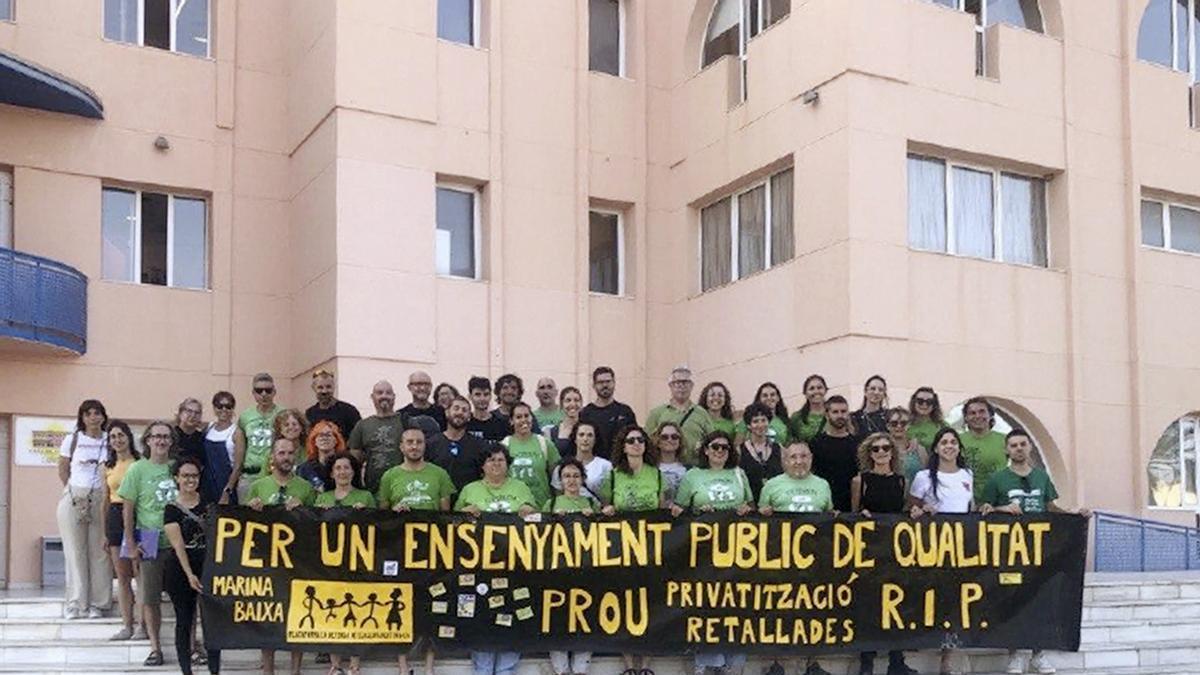 Asistentes a la asamblea de la Plataforma en defensa de l’ensenyament públic de la Marina Baixa  celebrada en L'Alfàs del Pí