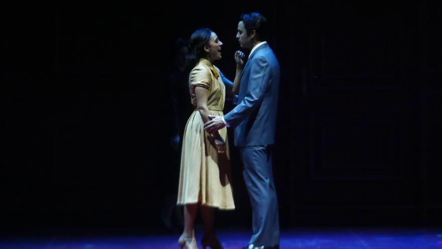 El musical ‘El tiempo entre costuras’ brilla en el Teatro Principal