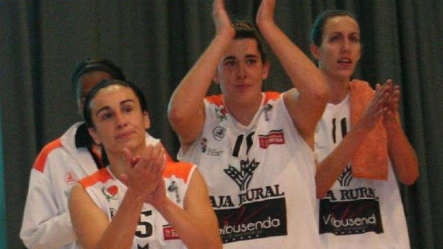 Las jugadoras del Caja Rural Valbusenda aplauden a sus aficionados en Valladolid.