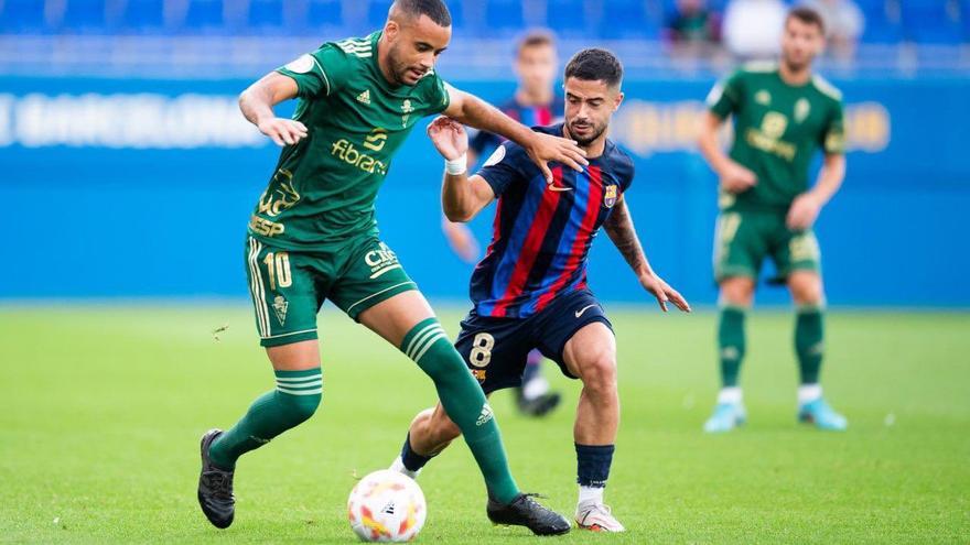 Pablo Ganet, del Real Murcia, ante Álvaro Sanz durante el partido.