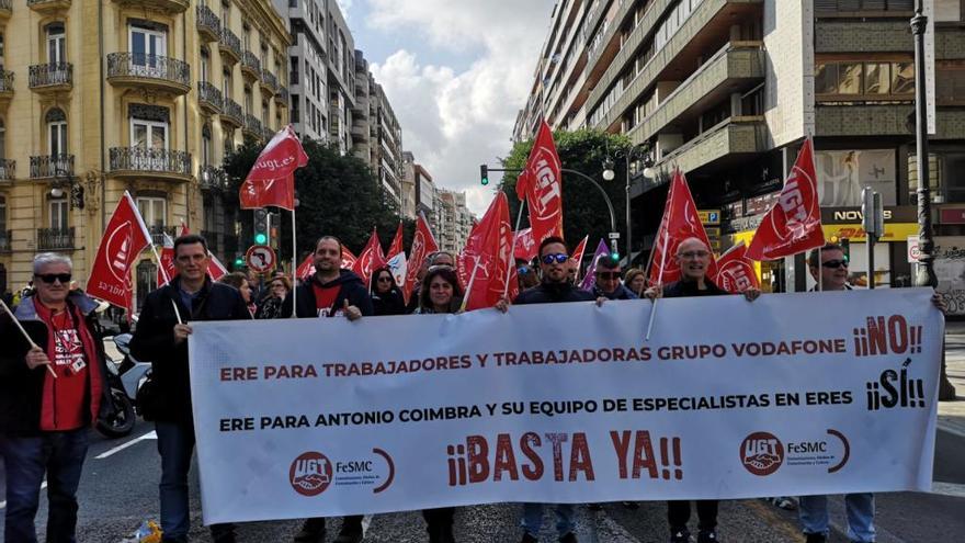 Los trabajadores de Vodafone se manifiestan en la calle Colón contra el ERE