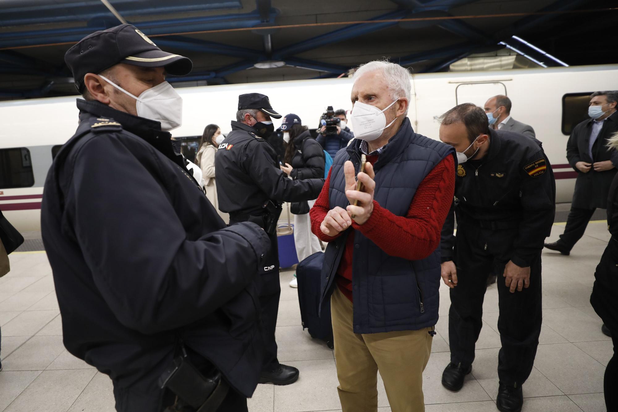 Controles policiales en la estación de Oviedo como antesala a la Semana Santa