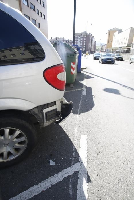 Los coches dañados por un vehículo en La Luz, Avilés