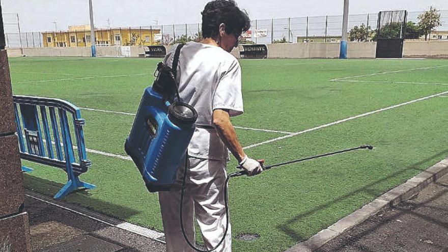 Labores de limpieza en los campos de fútbol de la capital.
