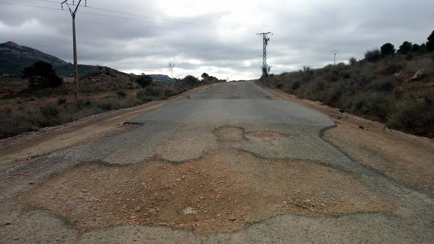 Estado actual de la carretera de Sax al cruce de Villena y Salinas por el Hondo de Carboneras.