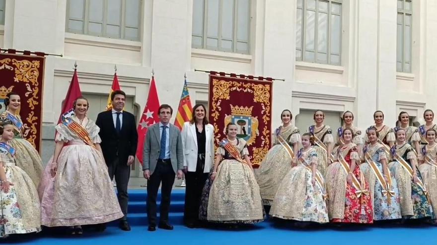 La comitiva fallera llega al Ayuntamiento de Madrid junto a Carlos Mazón y María José Catalá