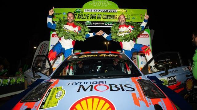 Murado y Senra celebran su victoria en el Rally Sur do Condado. |  FGA