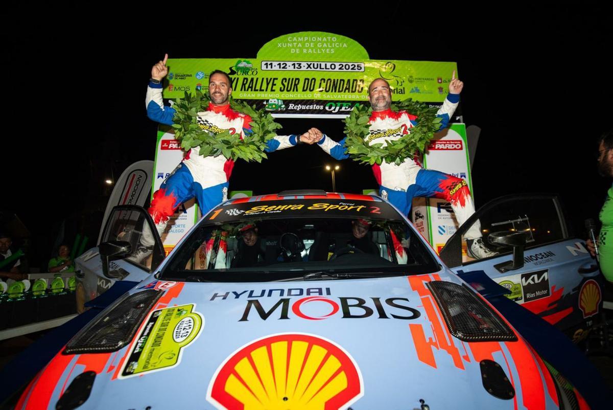 Murado y Senra celebran su victoria en el Rally Sur do Condado. | FGA