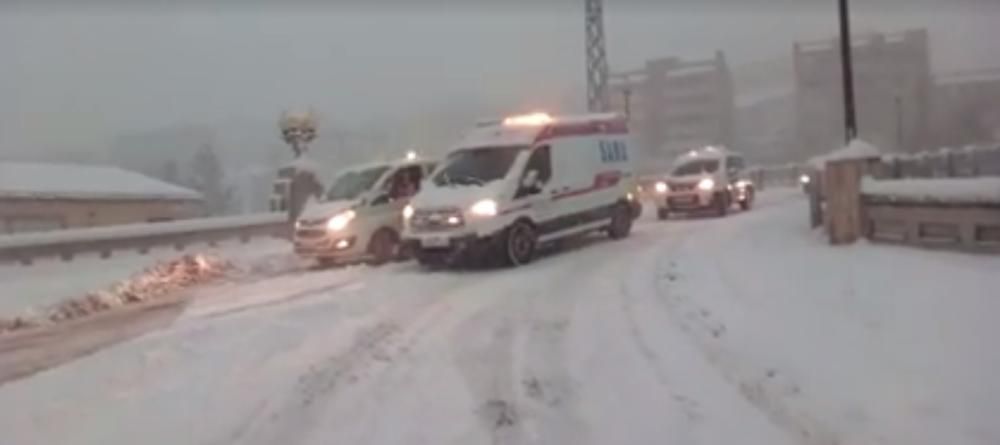 La ambulancia que ha trasladada la parturienta de Bocairent.