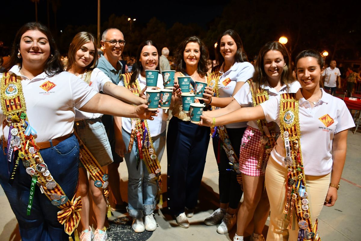 La presidenta de Caixa Rural, Sonia Sánchez, y el director general, Manuel Cubertorer, con las festeras.