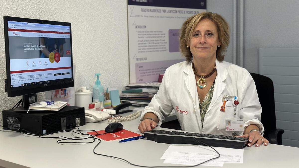 La doctora Dolores Corbacho, jefa del servicio de neumología del hospital Ribera Povisa.