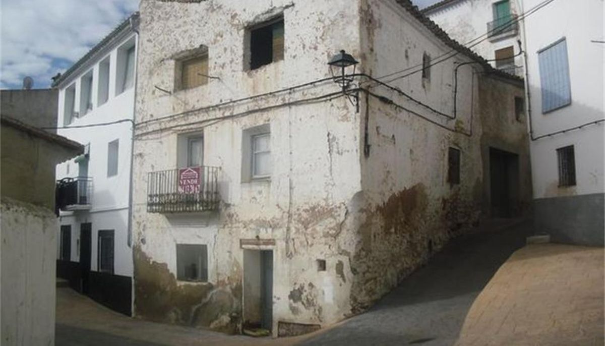 En Vall de Almonacid está a la venta esta casa de 120 metros cuadrados
