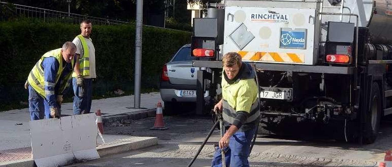 Trabajadores en el asfaltado de una calle.  // Rafa Vázquez.