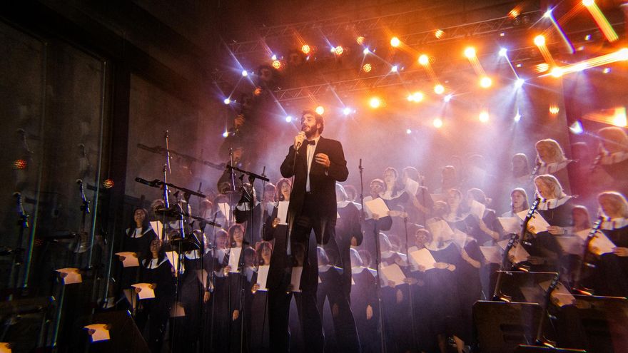 El cantant Ireix acompanyat d’una quinzena de les integrants del cor de Teies en el primer concert del Faba de Manresa