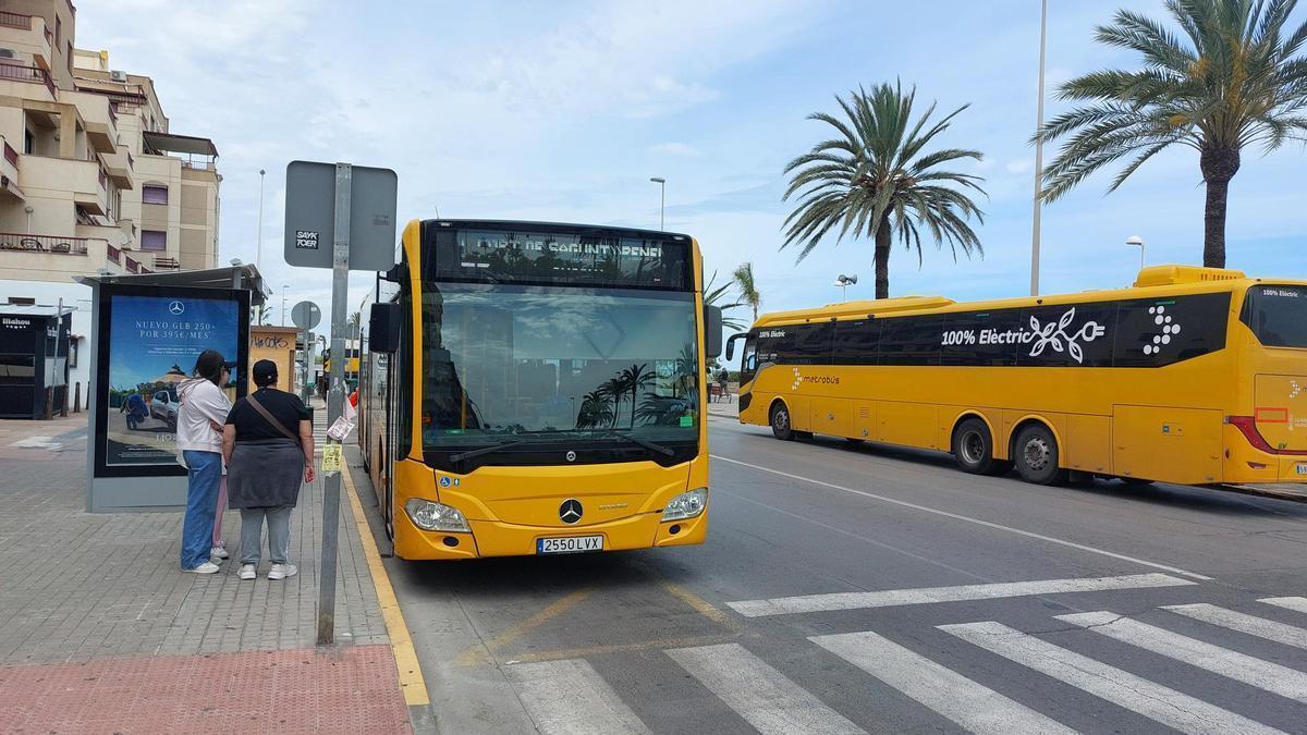 Autobús que presta servicio en una de las líneas urbanas de Sagunt.