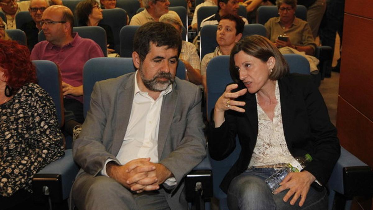 Carme Forcadell habla con Jordi Sánchez, el pasado mayo en Barcelona.