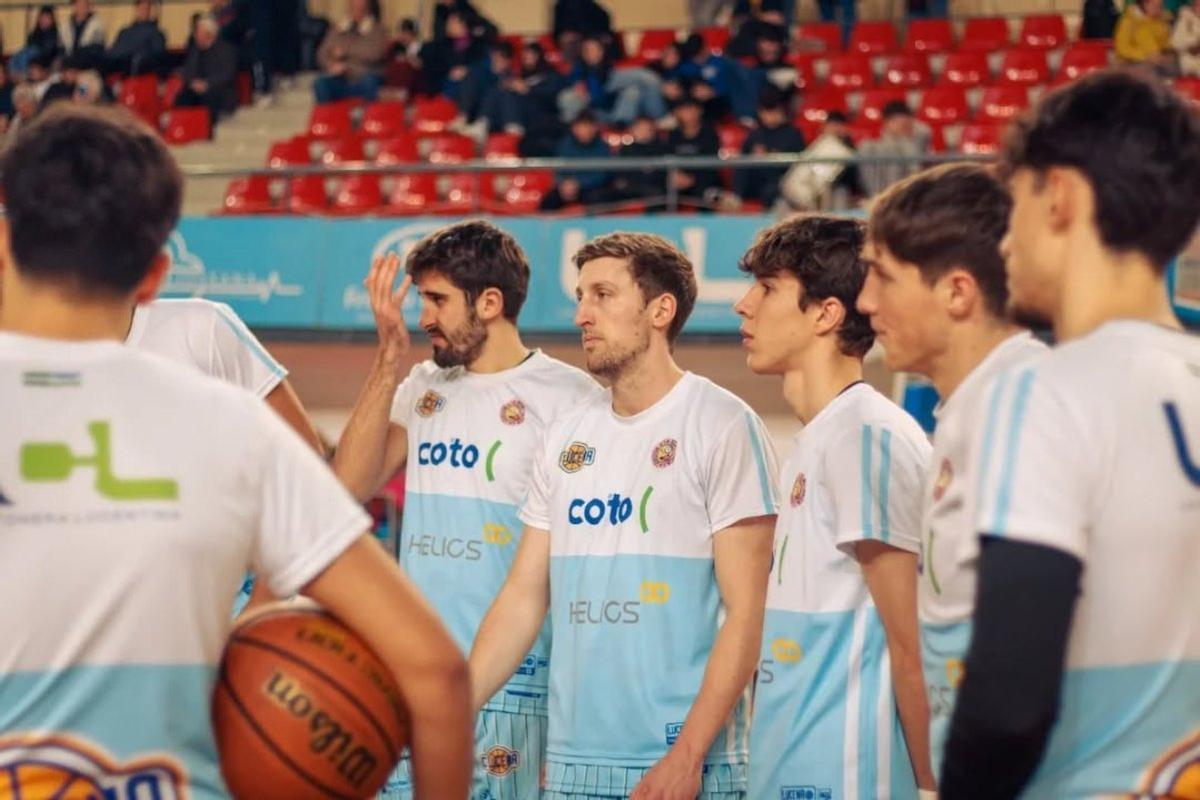 Los jugadores del Coto Lucena, antes de iniciar un encuentro.