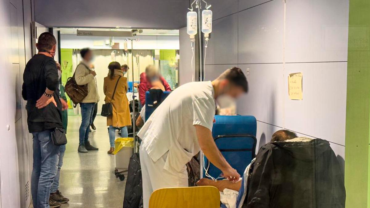 Pacientes en los pasillos de las Urgencias del Hospital de Terrassa, este sábado.