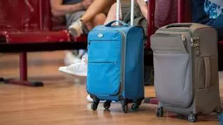 ¿Cuánto dinero en efectivo puedo llevar en el equipaje de mano cuando viajo en avión?