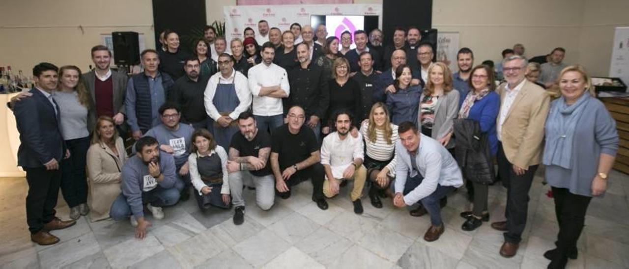 Responsables de Cáritas, autoridades políticas, hosteleros, empresarios y otros colaboradores, en el evento del lunes en Fomento AIC.