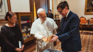 El president de la Generalitat, Salvador Illa, y su esposa, Marta Estruch, durante la reunión con el Papa León XIV