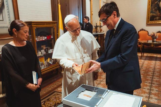 El president de la Generalitat, Salvador Illa, y su esposa, Marta Estruch, durante la reunión con el Papa León XIV