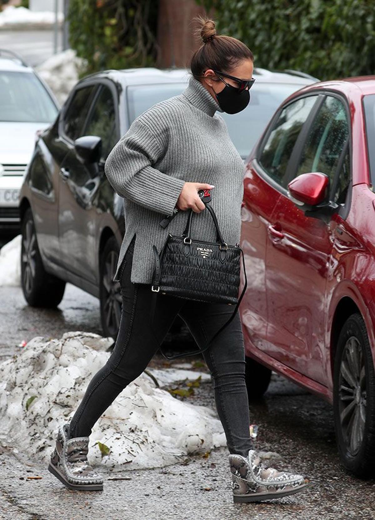 Los botines Mou que ha llevado Paula Echevarría con unos pitillo y un  jersey ancho son los más buscados este invierno porque son ideales para no  pasar frío - Woman