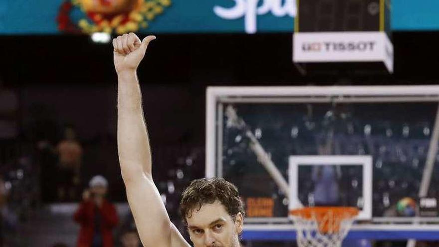 Pau Gasol saluda a la grada.