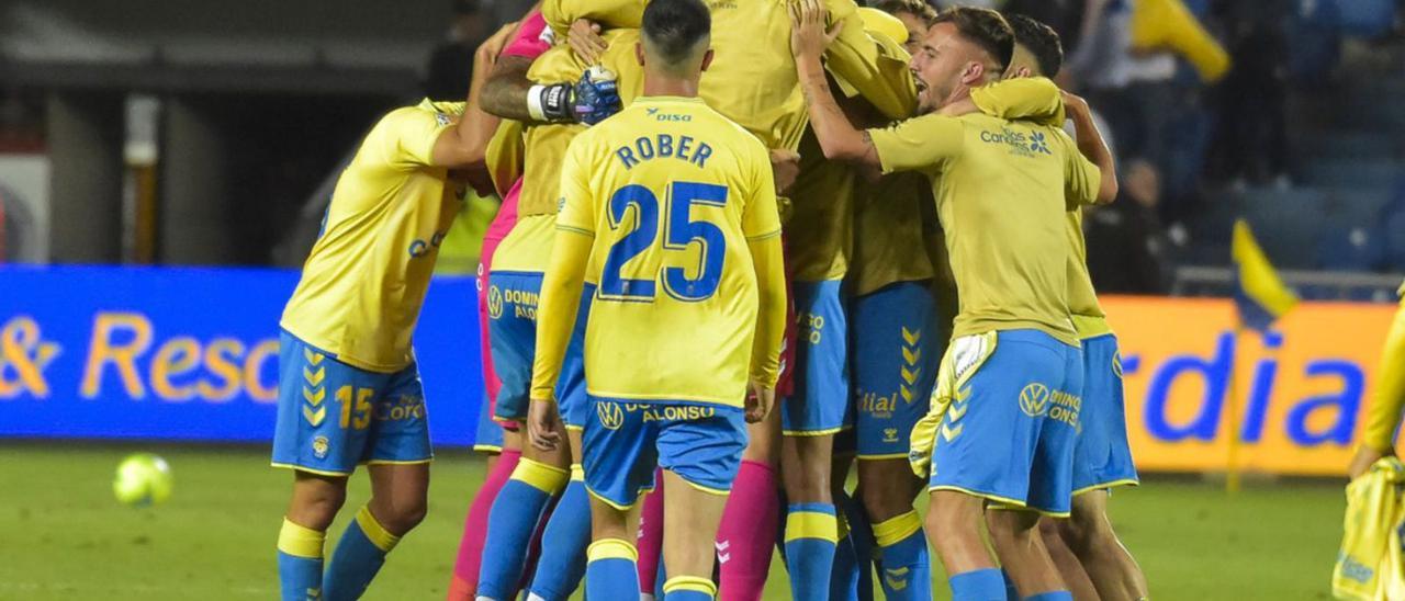 Los jugadores amarillos celebran el triunfo ante el Oviedo el sábado pasado. | | ANDRÉS CRUZ