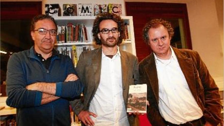 Oriol Ponsatí-Murlà presenta el llibre amb Xavier Pla i August Rafanell, a la biblioteca Salvador Allende.