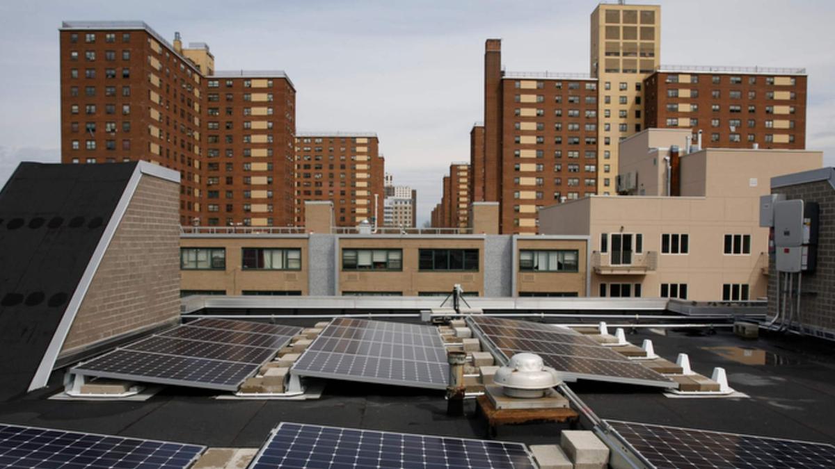Instalación de placas solares de autoconsumo en la cubierta de un edificio