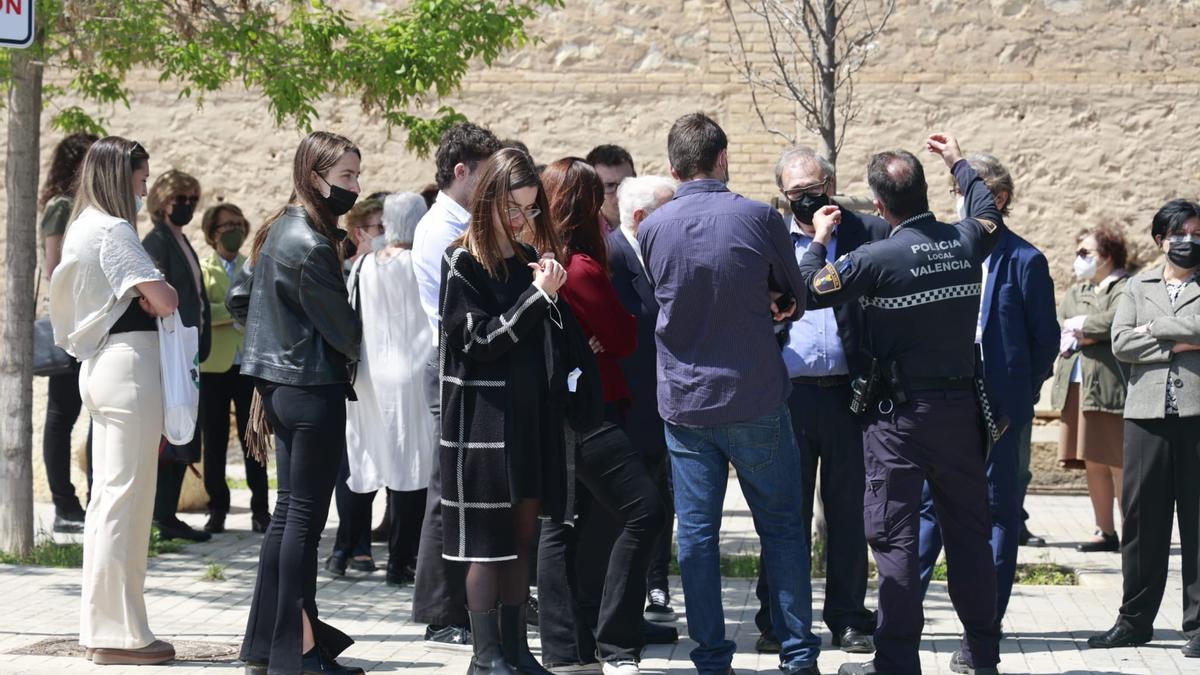 Familiares de la fallecida esperando en la puerta del cementerio de Benimàmet.