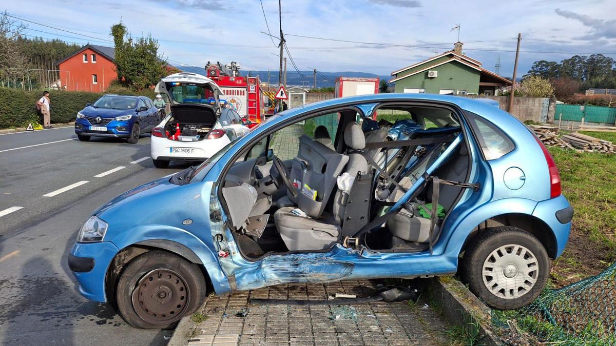 Tres heridos al colisionar dos vehículos en una maniobra de adelantamiento en Sada.